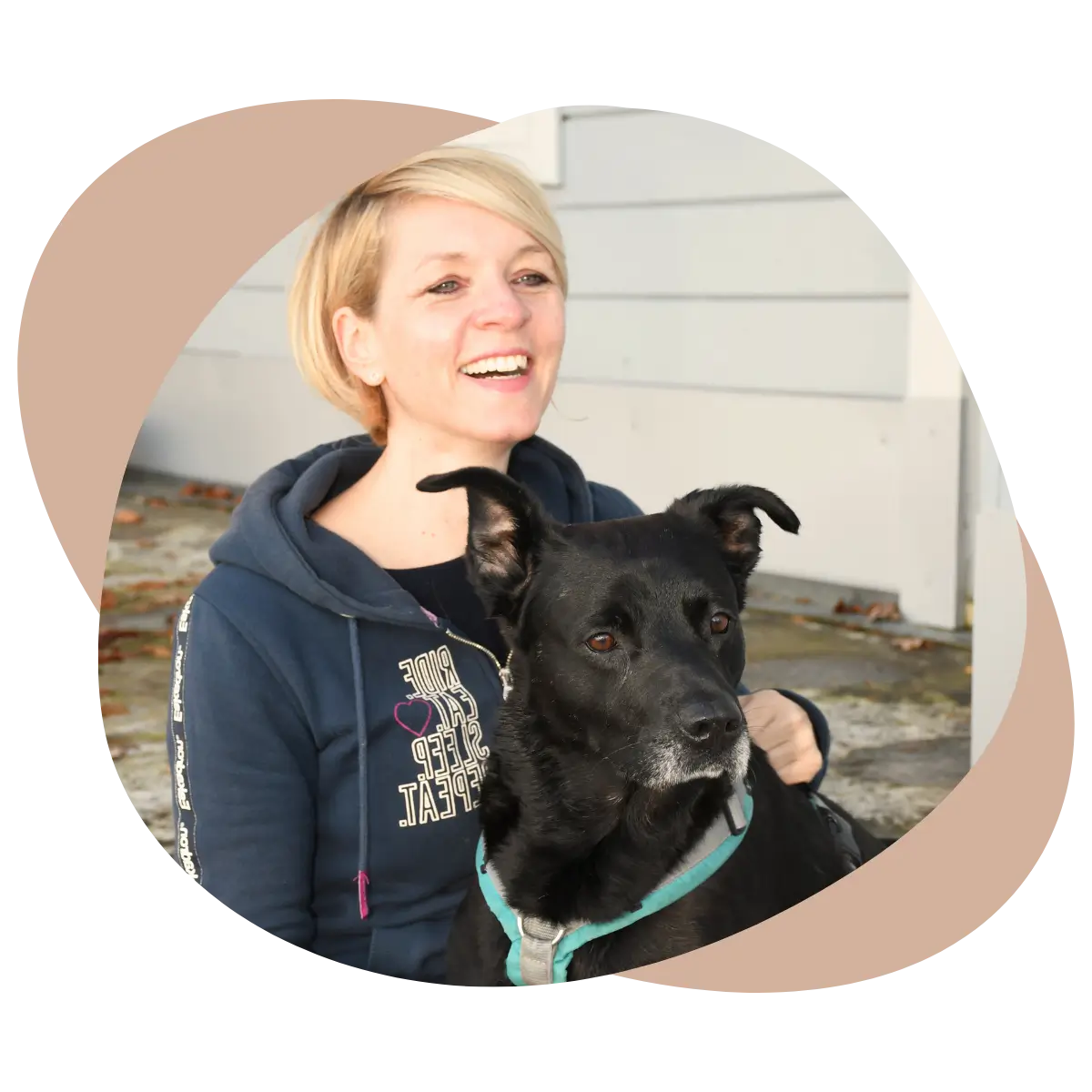 Daniela Loibl, Hundeverhaltensberaterin, mit Tierschutzhund Happy