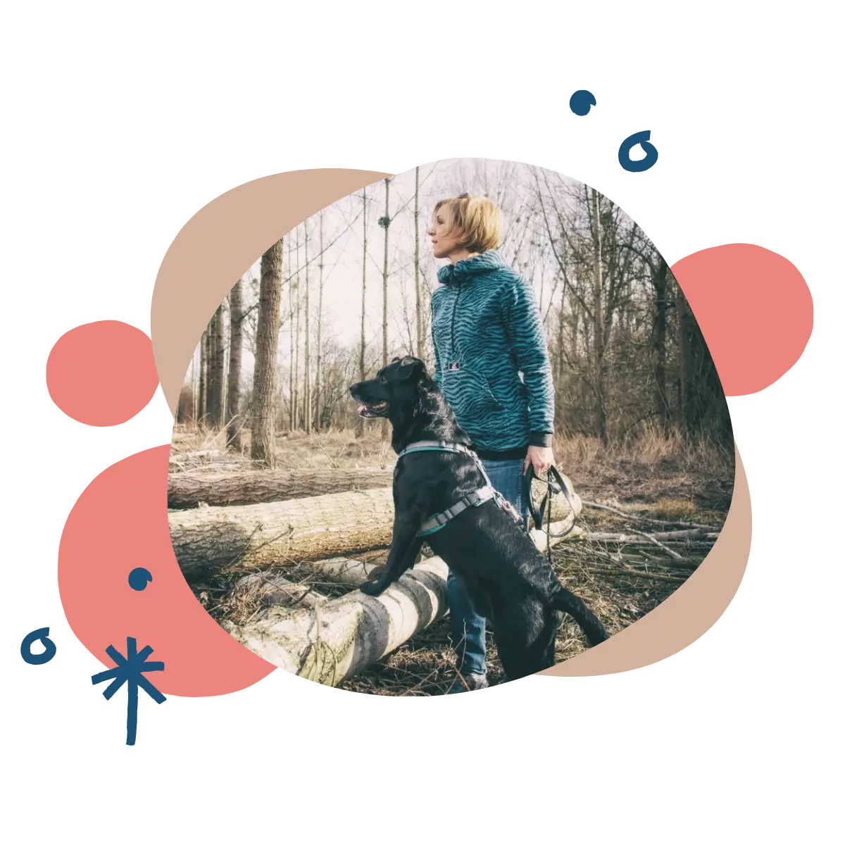 Daniela Loibl und Tierschutzhund Happy im Wald