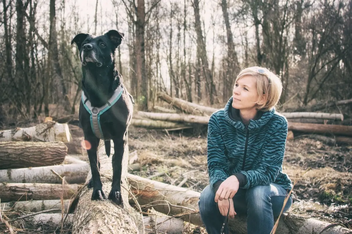 Daniela Loibl mit Tierschutzhund Happy