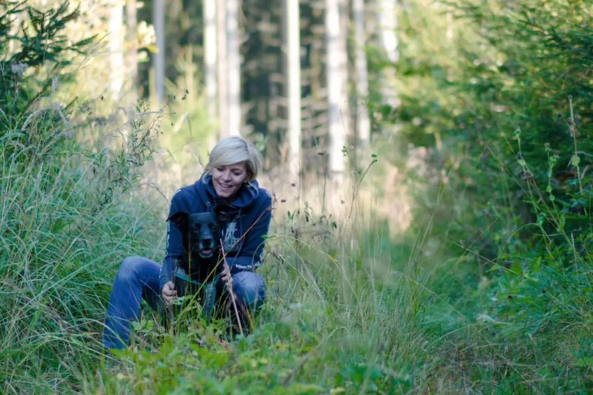 Daniela Loibl und Tierschutzhund Happy im Wald