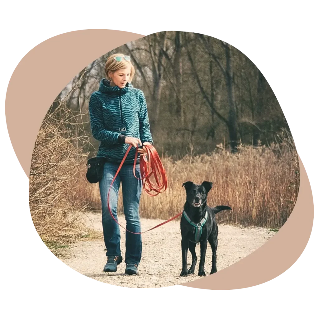 Daniela Loibl und Tierschutzhund Happy unterwegs