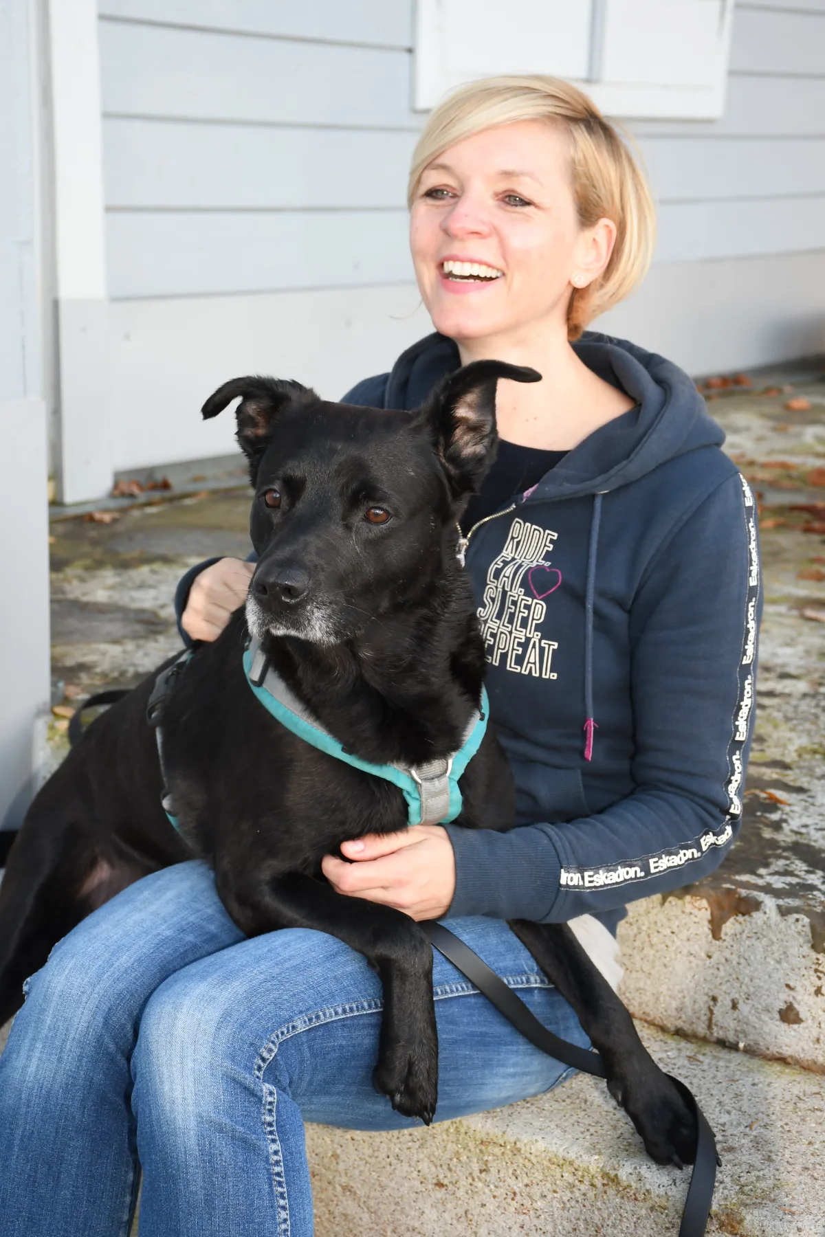 Daniela Loibl mit ihrem Hund Happy